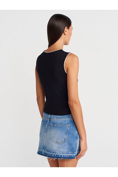 Dilvin 31835 Rose Detailed Sleeveless Top-Black