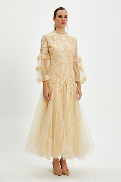 SERPİL Kadın Dantelli ve Tül Detaylı Uzun Elbise - Çiçek Aplikeli Kol Tasarımı