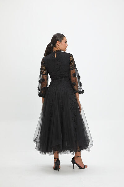SERPİL Kadın Dantelli ve Tül Detaylı Uzun Elbise - Çiçek Aplikeli Kol Tasarımı
