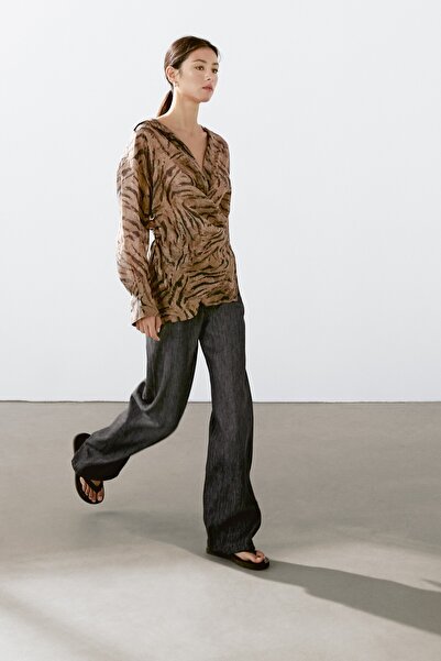 Massimo Dutti Parlak taşlı düğmeli dökümlü jakarlı kimono