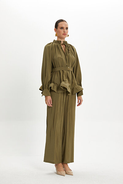 SERPİL Kadın Hakim Yaka Kuşaklı Takım – Volan Detaylı Bluz ve Bol Paça Pantolon