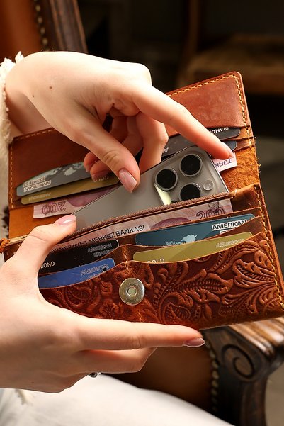 Wild West Crafted محفظة نسائية كبيرة الحجم من MSTNG مصنوعة من الجلد الطبيعي عملية وعملية. هدية لعيد الميلاد والأمهات وعيد الحب