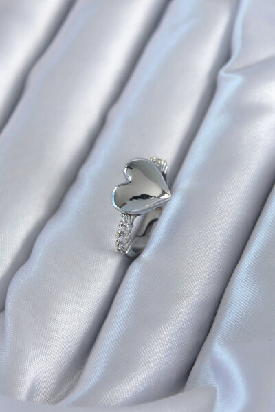 CT STONES خاتم نسائي فضي اللون من النحاس الزركونيوم على شكل قلب