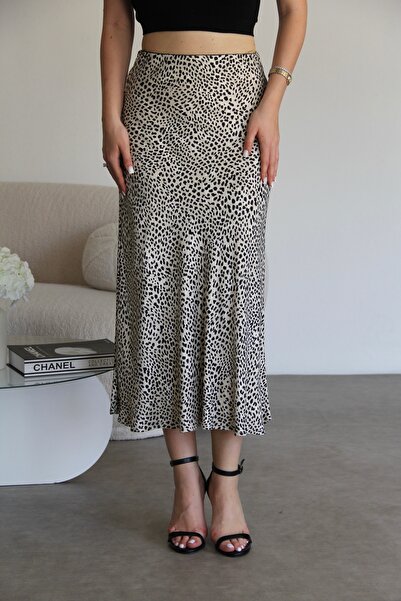 Julidress Fusta din satin premium cu model leopard alb-negru, cu talie elastică, tăiată în diagonală
