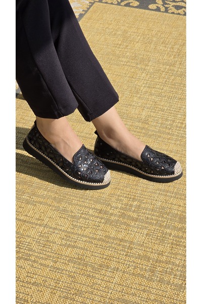 Melinta Shoes حذاء راقصة الباليه اليومي للنساء من Melinta بنعل مريح ونمط الأزهار