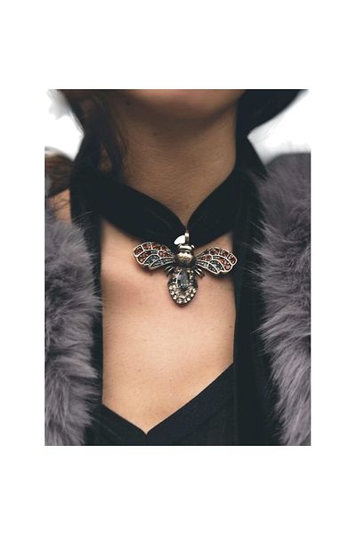The Casius. Colier tip choker din șnur de catifea cu pandantiv albină, negru
