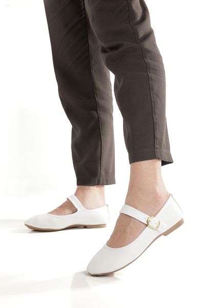PAYZİN ''Ece'' White Skin Round Thick Helmet Buckle Flat Heeled Orthopedic Closed Ballerinas New Season