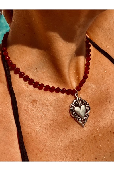 Medusa Accessories قلادة نسائية من العقيق الأحمر اليمني مع تفاصيل على شكل قلب...