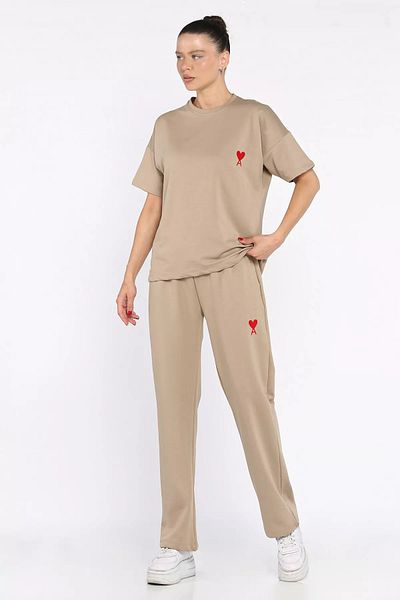 GÜLSELİ Beige Women's Heart Embroidered Crew Neck T-Shirt Pants Two-Piece Set