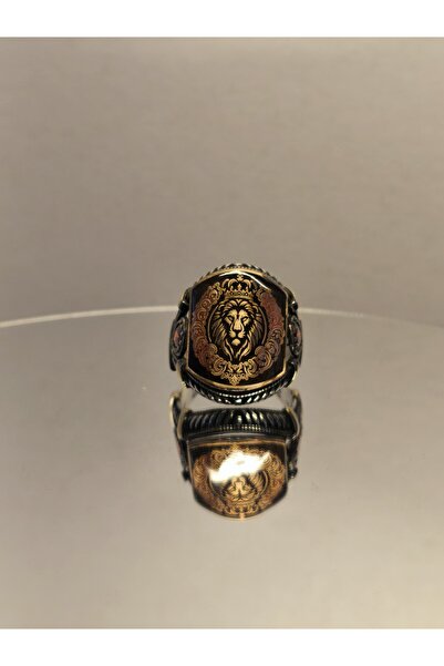 Avcı Silver Siyah Zirkon Taşı Üzeri Altın Renk Aslan Gravürlü Yanları Markiz Kesim Lal Taşlı Gümüş Erkek Yüzük