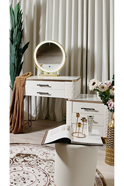 Un طاولة تسريح فاخرة بتصميم عصري مع مرآة LED وكرسي مريح