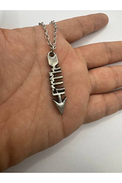Yuchicly قلادة فضية اللون للرجال والنساء مع رسم على شكل سهم مكتوب عليه باللغة...