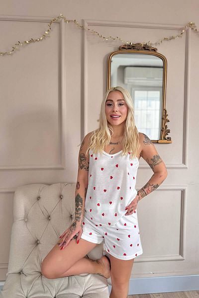 Pijamaevi Set de pijamale de damă cu model de inimă roșie și pantaloni scurți cu bretele