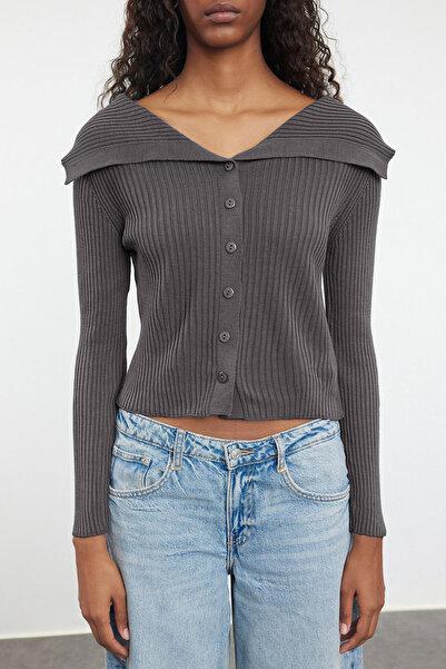 Trendyol Collection Tmavě šedý pletený svetr s límečkem TWOAW24HI00284