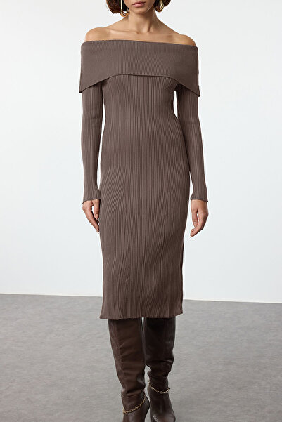 Trendyol Collection Norkové rovné midi základní pletené šaty Carmen s límečkem TWOAW25EL00033