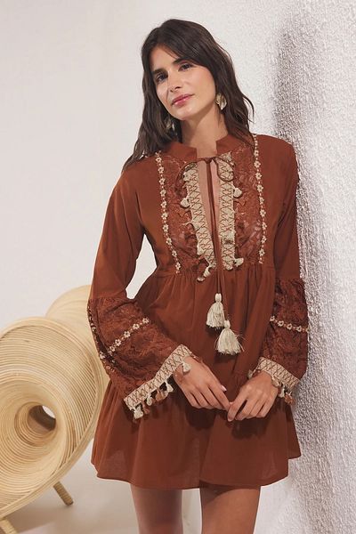 Trendyol Collection Dunkelbraunes, gewebtes Mini-Strandkleid aus 100 % Baumwolle mit Spitze TBESS20EL0862