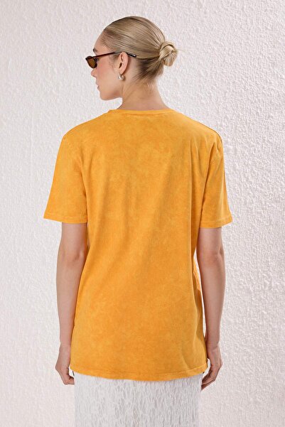 Trendyol Collection Πλεκτό μπλουζάκι με κανονική εφαρμογή, πορτοκαλί χοντρό βαμβάκι, πλενόμενο/εφαρμοσμένο με εφέ ξεθωριασμένου χρώματος TWOSS25TS00211