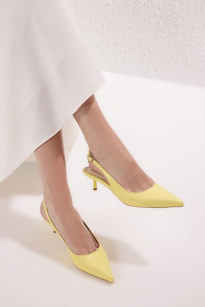 TRENDYOL SHOES Gelbe Lackleder-Schuhe mit spitzer Zehenpartie und Kitten-Heels für Damen, klassische Schuhe mit Absatz TAKSS25TO00005