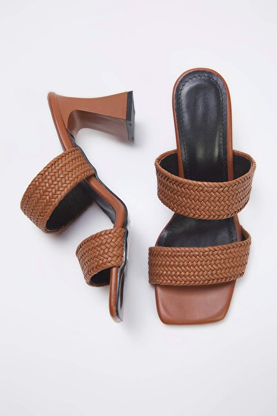 TRENDYOL SHOES Hnědé pletené dámské pantofle s dvojitým páskem na podpatku TAKSS25TO00107