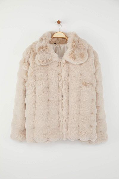ترينديول كوليكشن معطف فرو كبير الحجم من Ecru Regular Fit TWOAW26AW00004