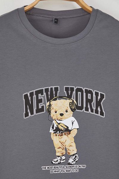 Trendyol Collection Γκρι λεπτή/στενή εφαρμογή New York Teddy Bear εμπριμέ βαμβακερό μπλουζάκι TMNSS25TS00183