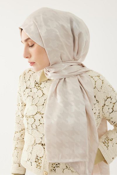 MİRSOY SCARF Γυαλιστερό σάλι ζακάρ με μοτίβο μπεζ χρώματος