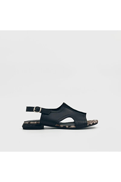 Folle صندل من الجلد الأسود والريش التايلاندي مفتوح من الأمام