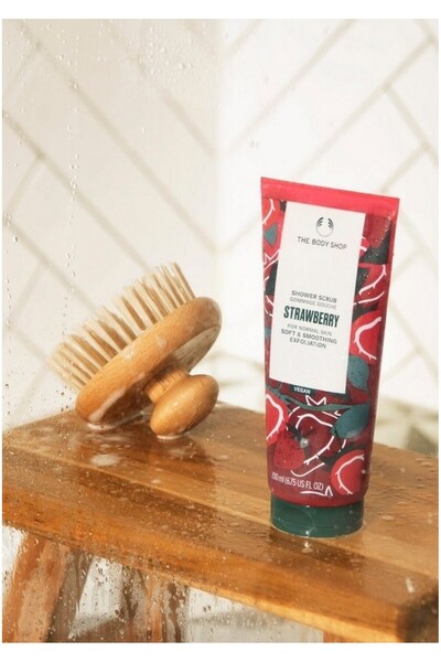 THE BODY SHOP Gel exfoliant pentru corp, Strawberry, 200 ml