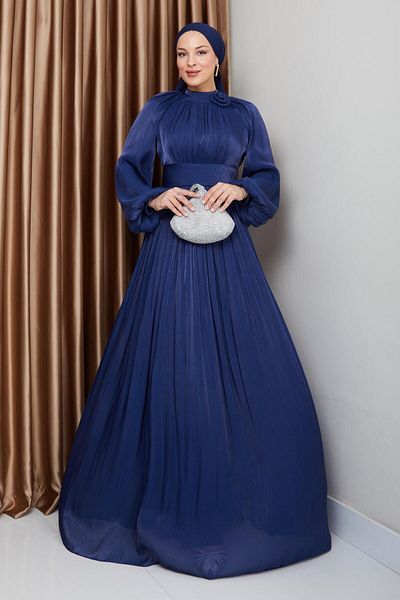 Olcay Blumendetailliertes, plissiertes Hijab-Abendkleid aus Yoryo-Seide K. INDIGO 1240