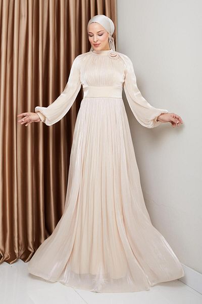Olcay Blumendetailliertes, plissiertes Hijab-Abendkleid aus Yoryo-Seide CREAM 1240