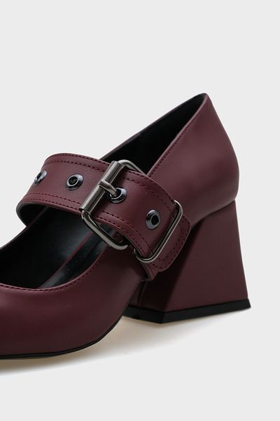 Capone Outfitters Roda Damenschuhe mit spitzer Zehenpartie und mittelhohem Absatz und Metallschnalle