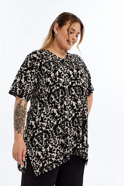 THE CABIN Women's Plus Size Short-Sleeved Slit Tunic