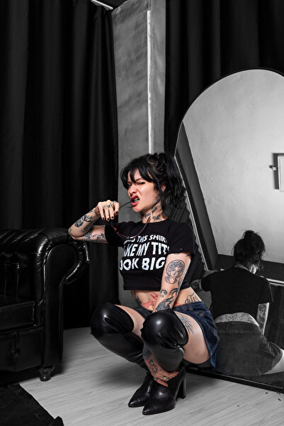 Sekizbiraltı Чорний кроп-топ з принтом «Великі груди»