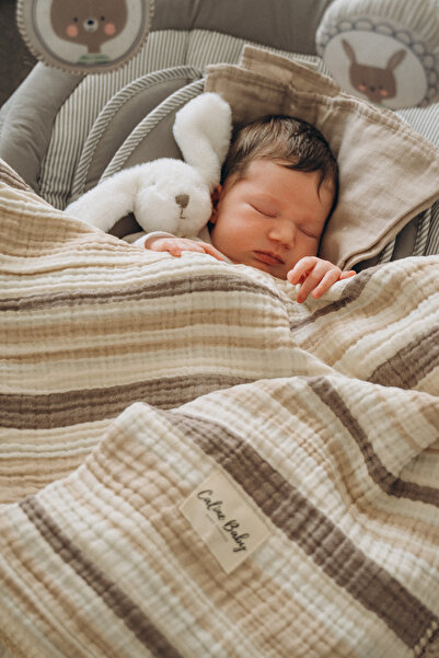 Caline Baby بطانية موسلين 4 طبقات باللون البيج - مخططة ومخيطة بتصميم الراعي م...