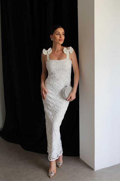 Julidress Λεπτομερές φόρεμα με δαντέλα με λευκή κορδέλα με λουράκι με φιόγκο