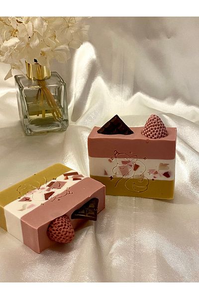 Port Aksesuar Strawberry Dream Natural Handmade Soap – St. John's Wort & Apricot Kernel Oil (for Sensitive Skin)
