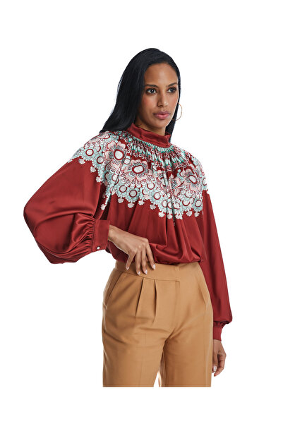 SERPİL Kadın Yaka Büzgülü Desenli Bluz – Salaş Kesim ve Yüksek Yaka Detaylı