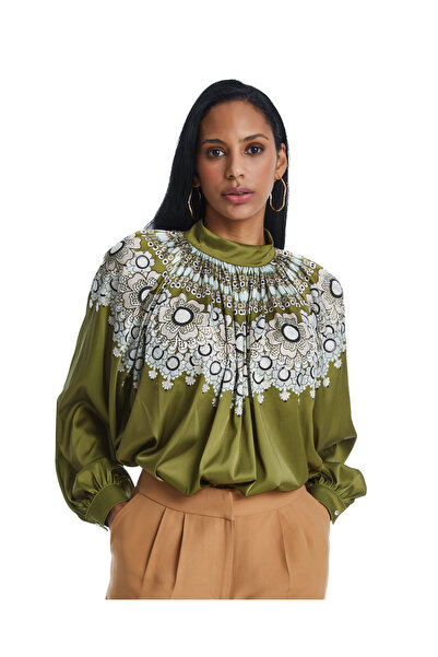 SERPİL Kadın Yaka Büzgülü Desenli Bluz – Salaş Kesim ve Yüksek Yaka Detaylı