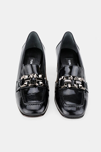 TUNAELLİ KADIN SİYAH RUGAN HAKİKİ DERİ 35-41 NUMARA ORTA TOPUKLU TOKALI AYAKKABI