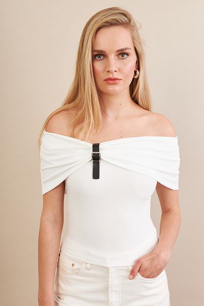 Cool & Sexy Γυναικεία Λευκή Μπλούζα με Λεπτομέρεια Ζώνης FRY2316