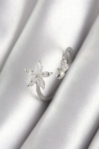Clariss Brass Silver Color Zircon Stone Flower Model Heart Detail Women's Ring