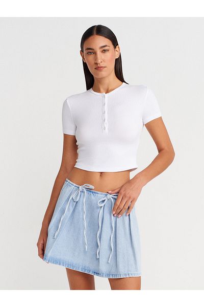 Dilvin 31647 Button Detailed Crop Top-White