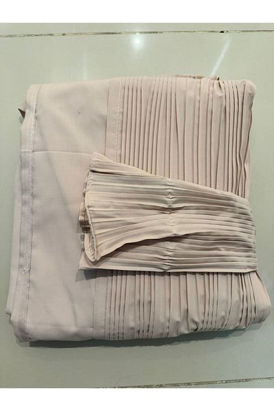 Gerenic A prayer shawl of the Mard type with an attached veil with sash that adds beauty and elegance to it.