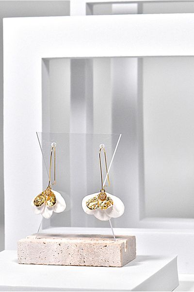 NARRU NARRU handmade earrings, flower-shaped, white and gold petals, Milena 21