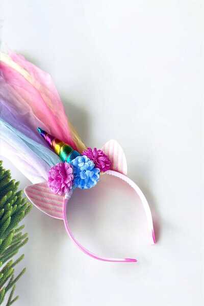 Öze Aksesuar Karışık Renk Tül Pelerin Detaylı Unicorn Taç Çiçekli Taç Toka