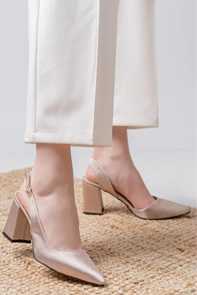 Chic Via أحذية نسائية بكعب ساتان من Via Ten