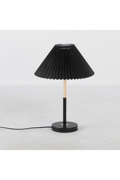Gerenic A distinctive lampshade with a design that adds elegance and sophistication to the surrounding decor.