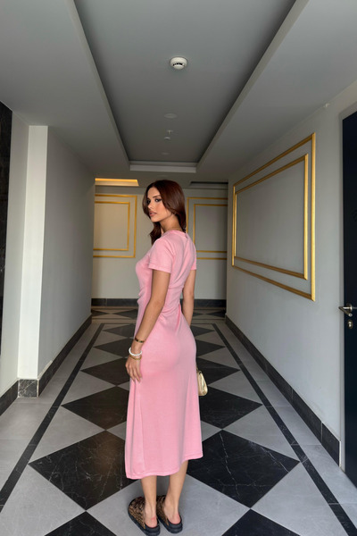 The Robi Φόρεμα με μακριά λεπτομέρεια στη μέση στην πλάτη