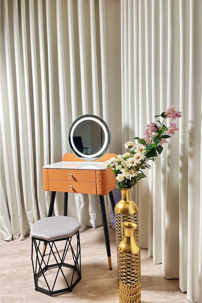 Un LED makeup vanity with a luxurious design adds a touch of beauty to your home.