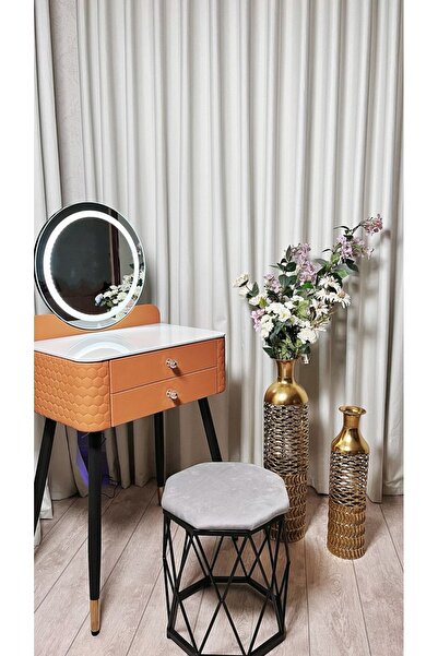 Un LED makeup vanity with a luxurious design adds a touch of beauty to your home.